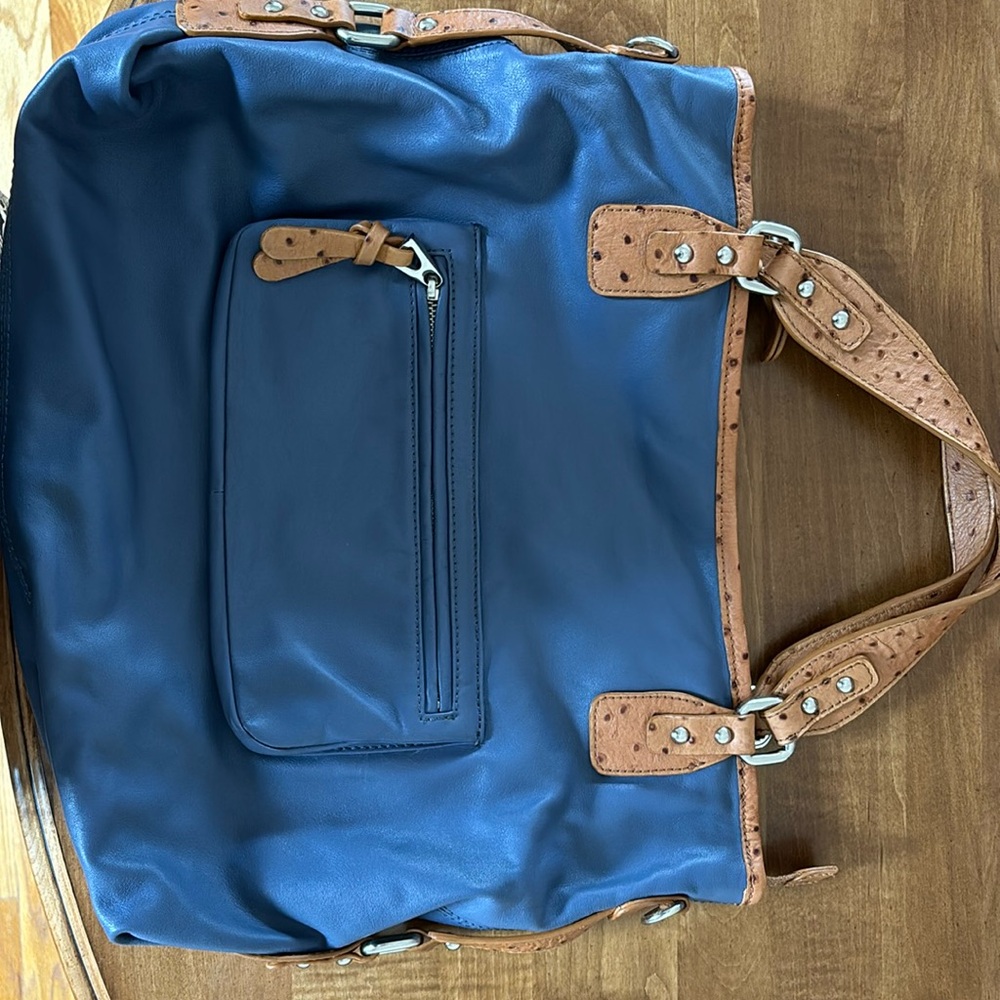 Blue tote bag with a lot of small pockets for cell phone etc